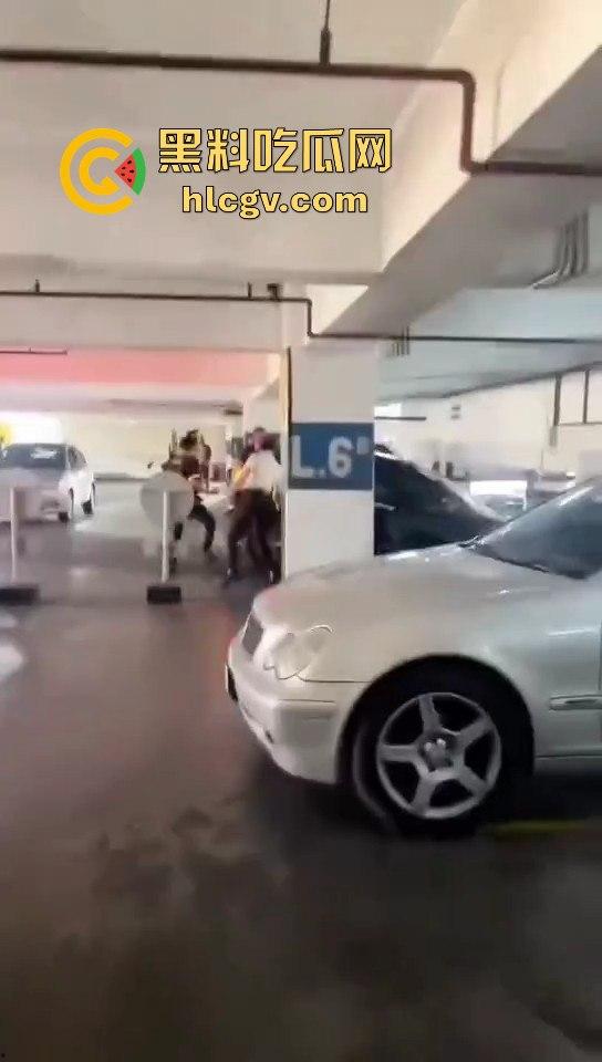 印尼小哥带别人老婆车震，被老公当场抓包！慌乱逃跑上演车库逃亡！-4