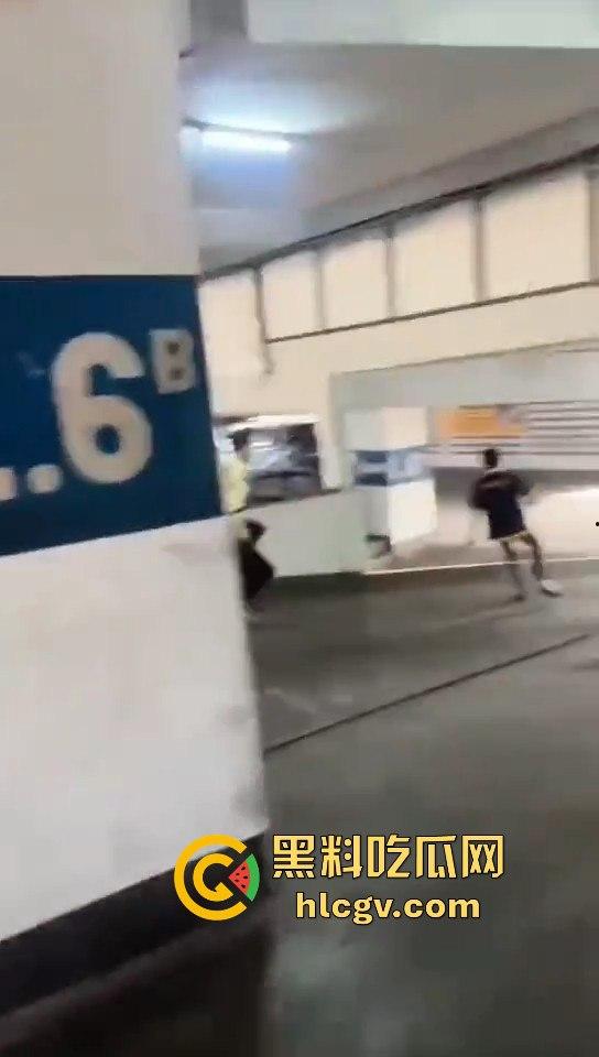 印尼小哥带别人老婆车震，被老公当场抓包！慌乱逃跑上演车库逃亡！-5