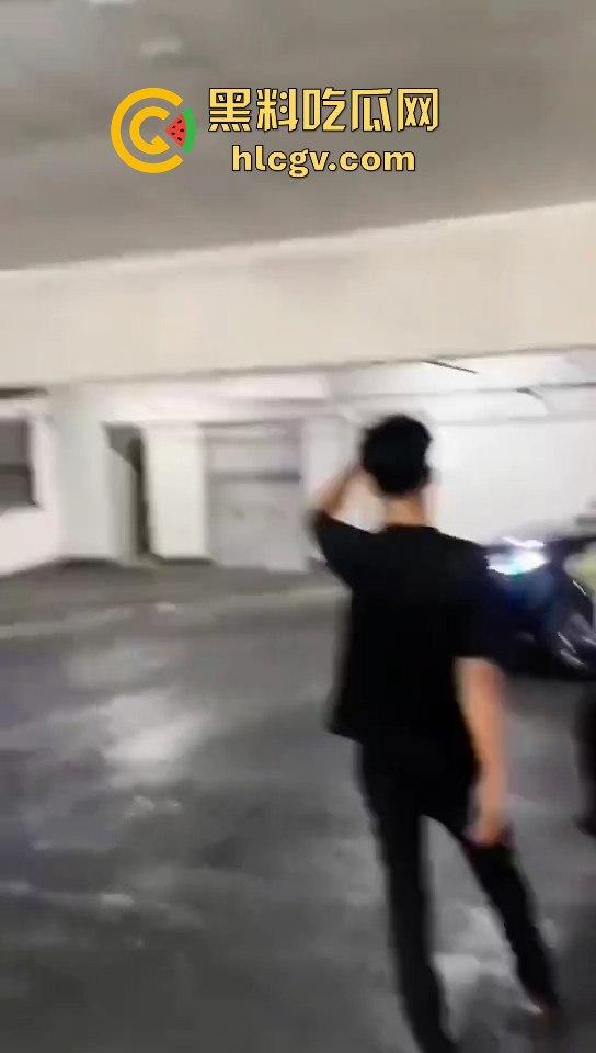 印尼小哥带别人老婆车震，被老公当场抓包！慌乱逃跑上演车库逃亡！-6