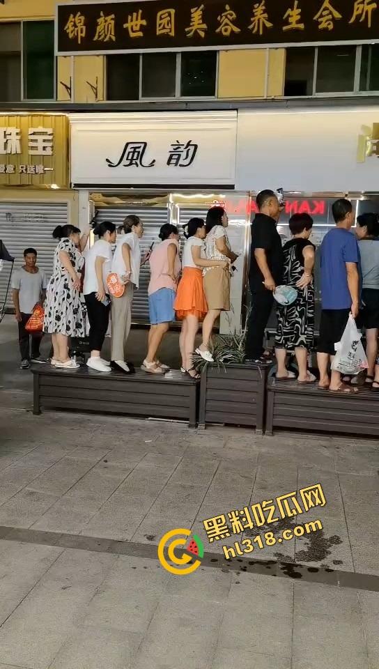 井研世园步行街服装店老板儿子打瓦罗兰排位游戏突然断网，宽带师傅没修好，直接拿刀捅了他几刀完事！-5