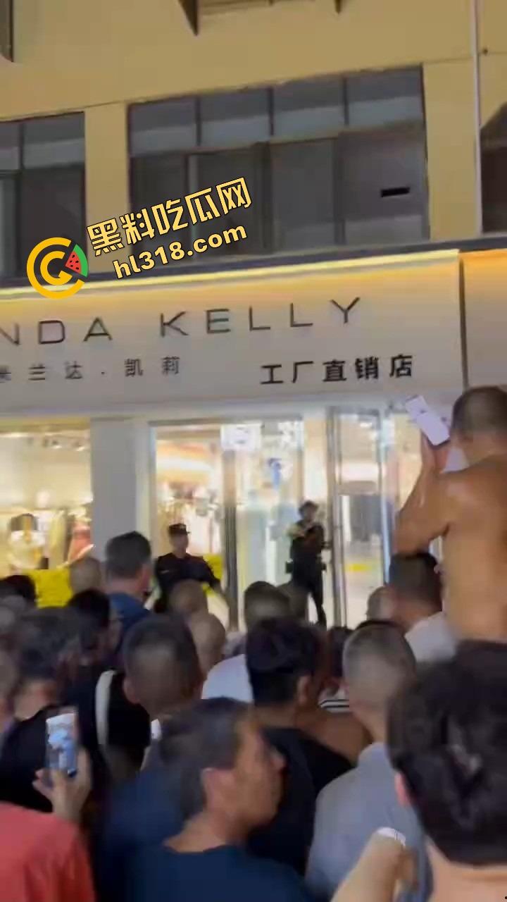 井研世园步行街服装店老板儿子打瓦罗兰排位游戏突然断网，宽带师傅没修好，直接拿刀捅了他几刀完事！-8