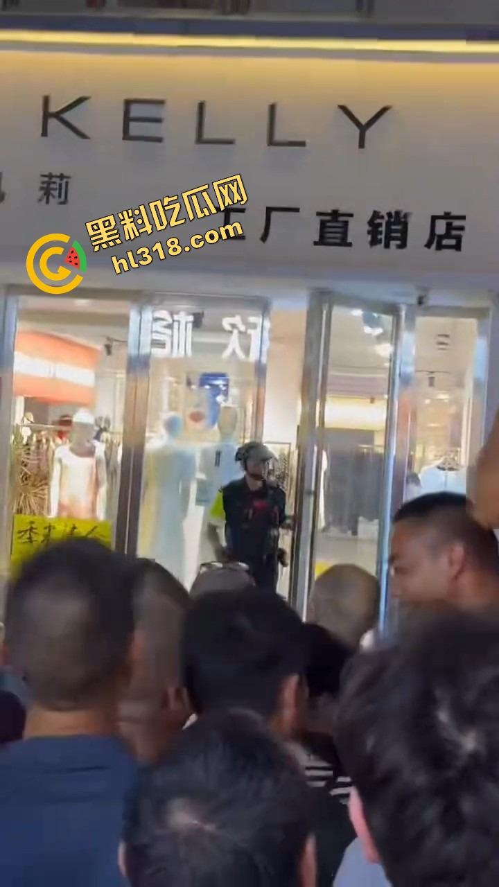 井研世园步行街服装店老板儿子打瓦罗兰排位游戏突然断网，宽带师傅没修好，直接拿刀捅了他几刀完事！-10