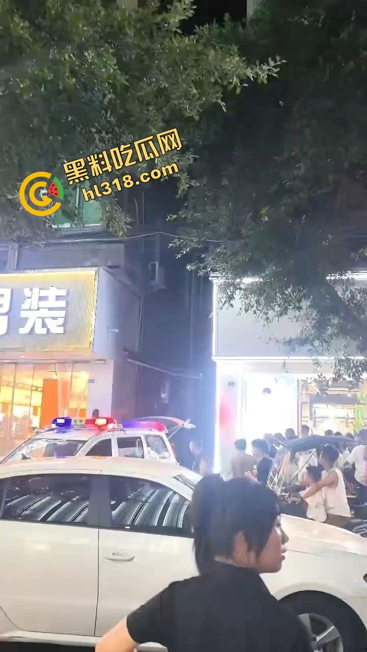 井研世园步行街服装店老板儿子打瓦罗兰排位游戏突然断网，宽带师傅没修好，直接拿刀捅了他几刀完事！-11