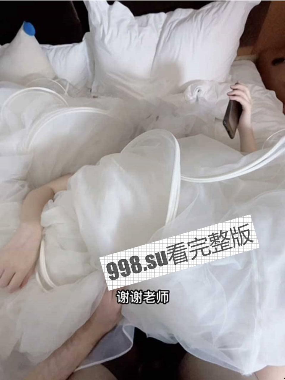 极品反差萝莉 胡九万身穿婚纱挨操时突遇老师电话 被吓秒变喷水娃-6