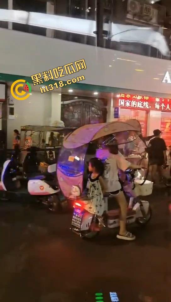 井研世园步行街服装店老板儿子打瓦罗兰排位游戏突然断网，宽带师傅没修好，直接拿刀捅了他几刀完事！-16