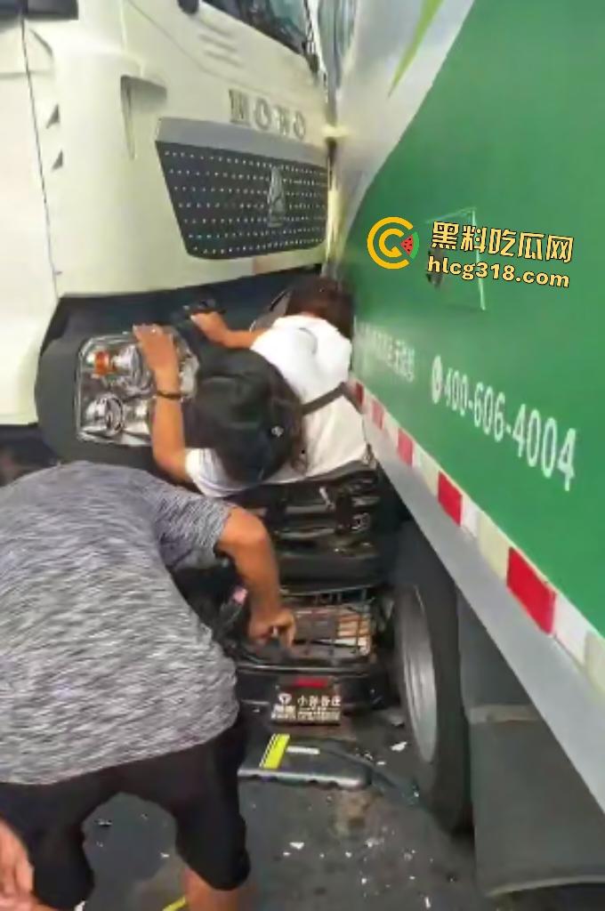 天津蓟州文昌街货车横冲直撞飞来横祸，电动车两死两伤，人被卡在两汽车中间，直接变成人肉饼干！-3