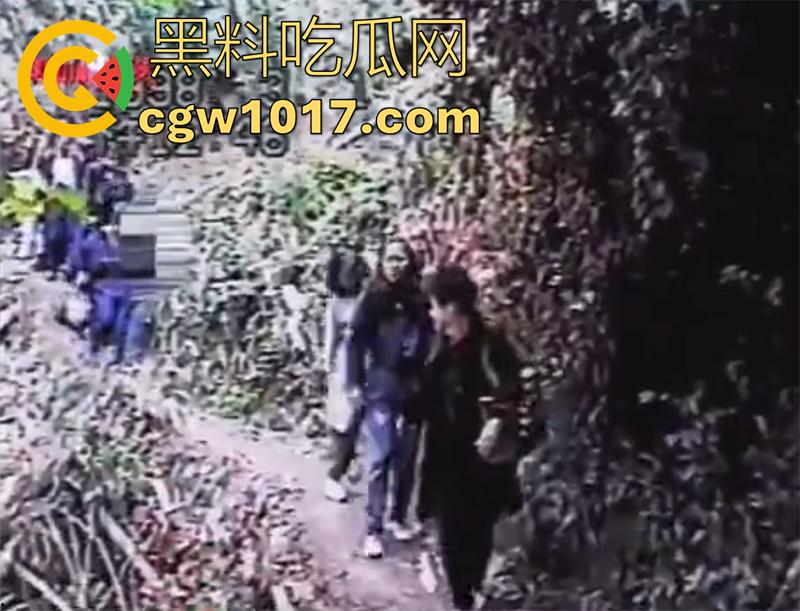 胆小勿入！实录见鬼灵异事件，台湾红衣小女孩真实录像，脸色铁青面容恐怖，旅行团回忆没有这个小女孩！-1