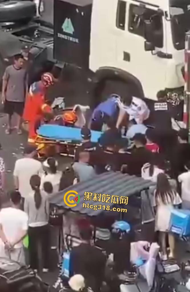 天津蓟州文昌街货车横冲直撞飞来横祸，电动车两死两伤，人被卡在两汽车中间，直接变成人肉饼干！-7