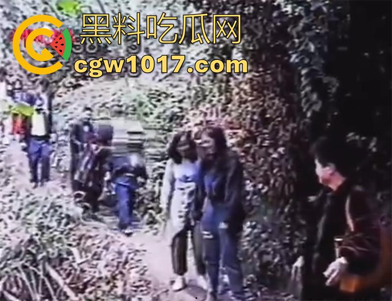 胆小勿入！实录见鬼灵异事件，台湾红衣小女孩真实录像，脸色铁青面容恐怖，旅行团回忆没有这个小女孩！-3