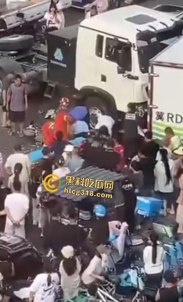 天津蓟州文昌街货车横冲直撞飞来横祸，电动车两死两伤，人被卡在两汽车中间，直接变成人肉饼干！-8