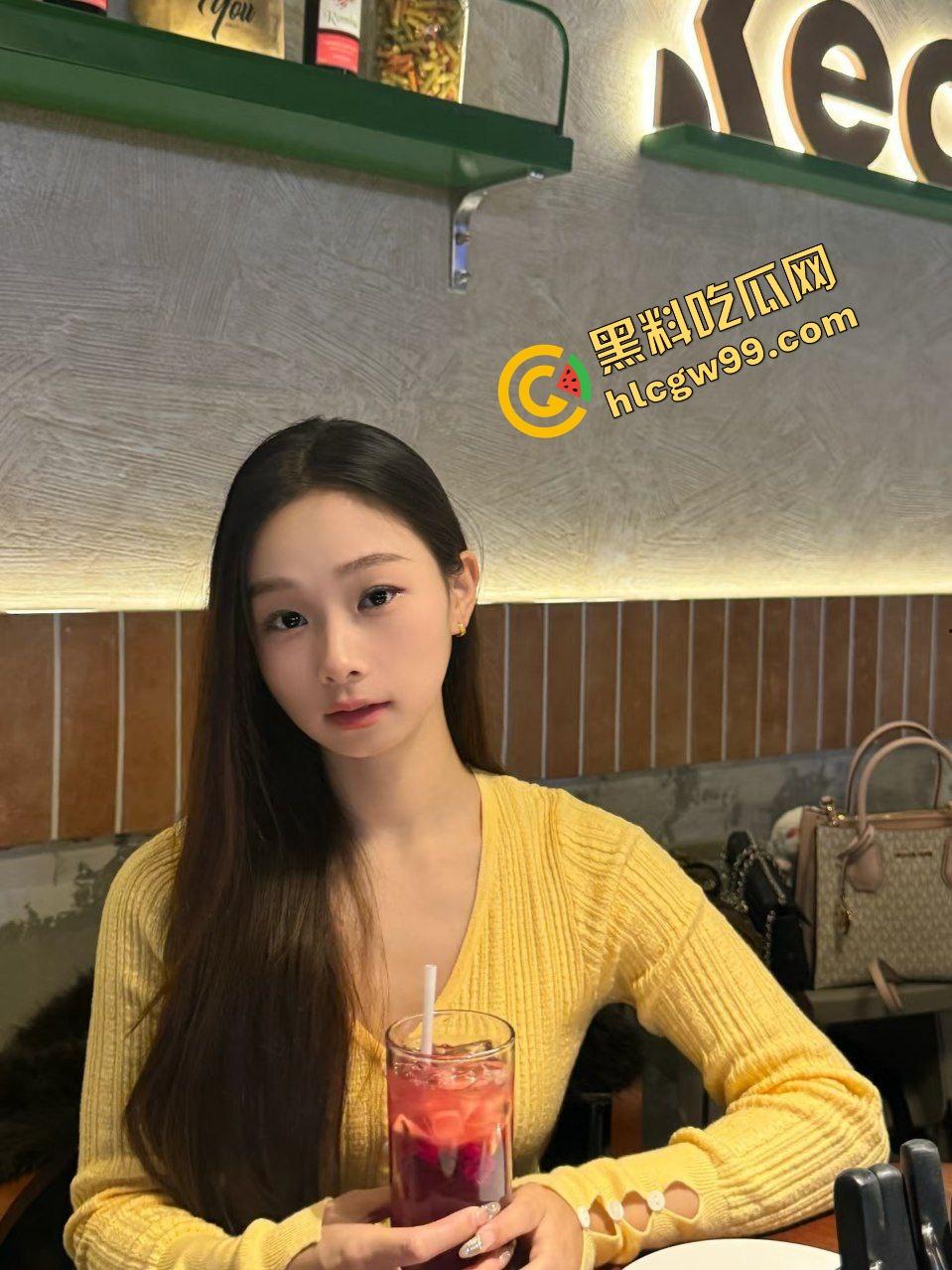 重庆某工厂饥渴骚逼少妇【徐莹莹】逼痒跑到男友宿舍公然骑乘做爱！被曝光用大象玩偶磨逼！独家流出！-4