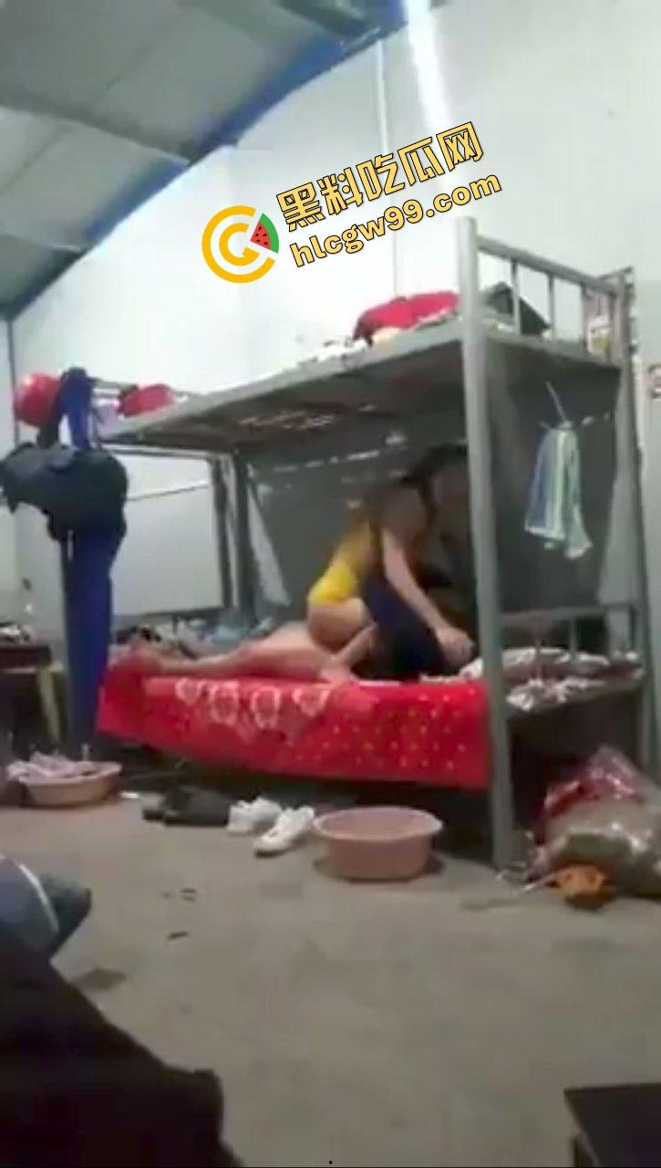 重庆某工厂饥渴骚逼少妇【徐莹莹】逼痒跑到男友宿舍公然骑乘做爱！被曝光用大象玩偶磨逼！独家流出！-5