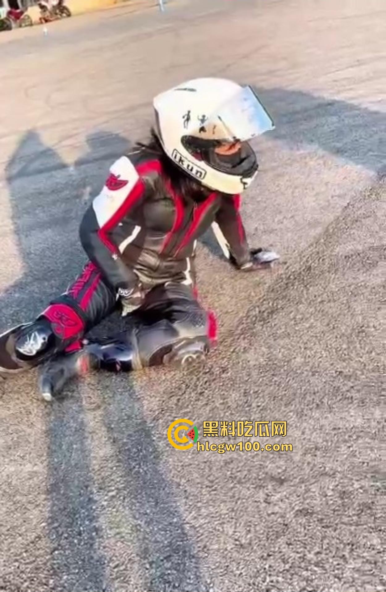 炫技不成逼先疼，女骑士摩托翘头秀失败，结果硬生生撞到小逼痛苦到变形，满脸写着作死的代价！-2