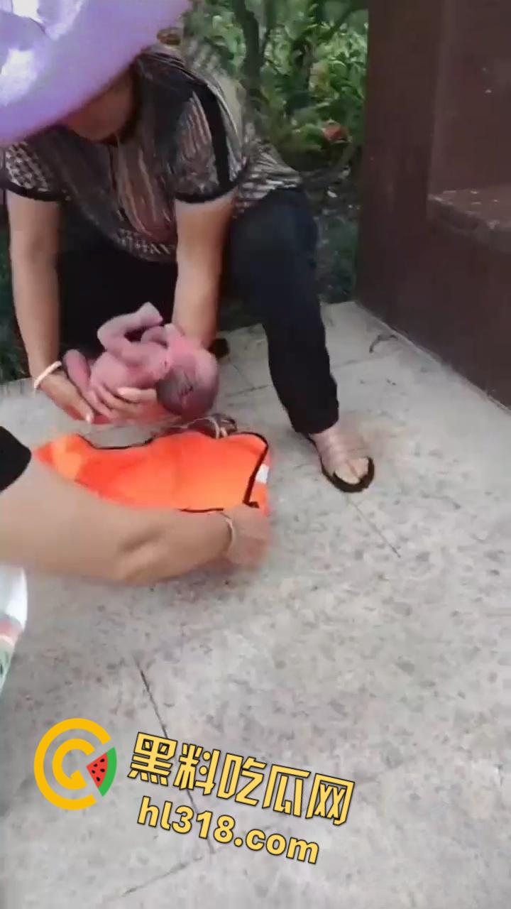 黑料正能量，福建福清市宏路公园发现一名弃婴，连脐带都没剪断，不幸中的万幸，得好心大娘救助！-4