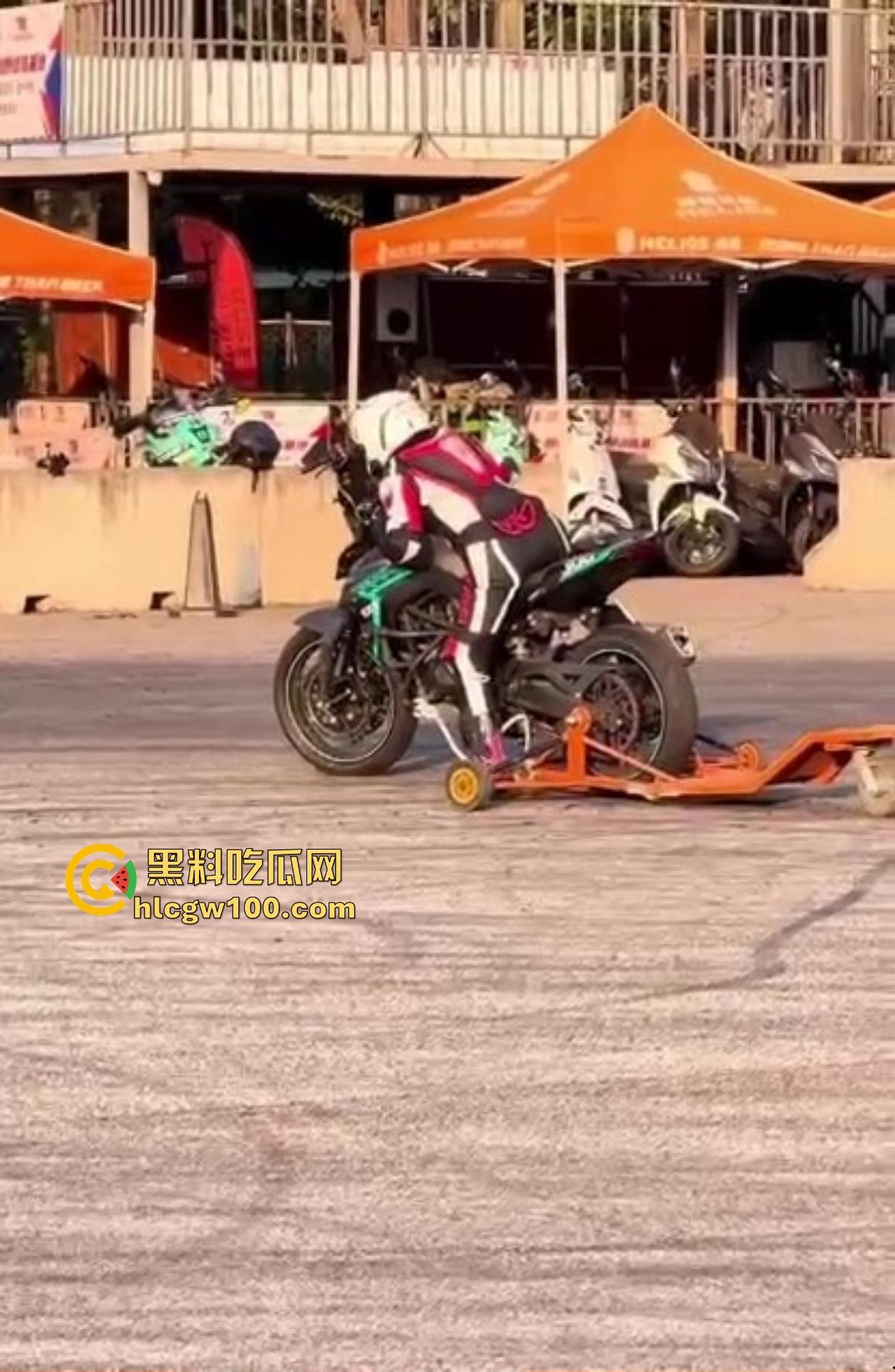 炫技不成逼先疼，女骑士摩托翘头秀失败，结果硬生生撞到小逼痛苦到变形，满脸写着作死的代价！-4