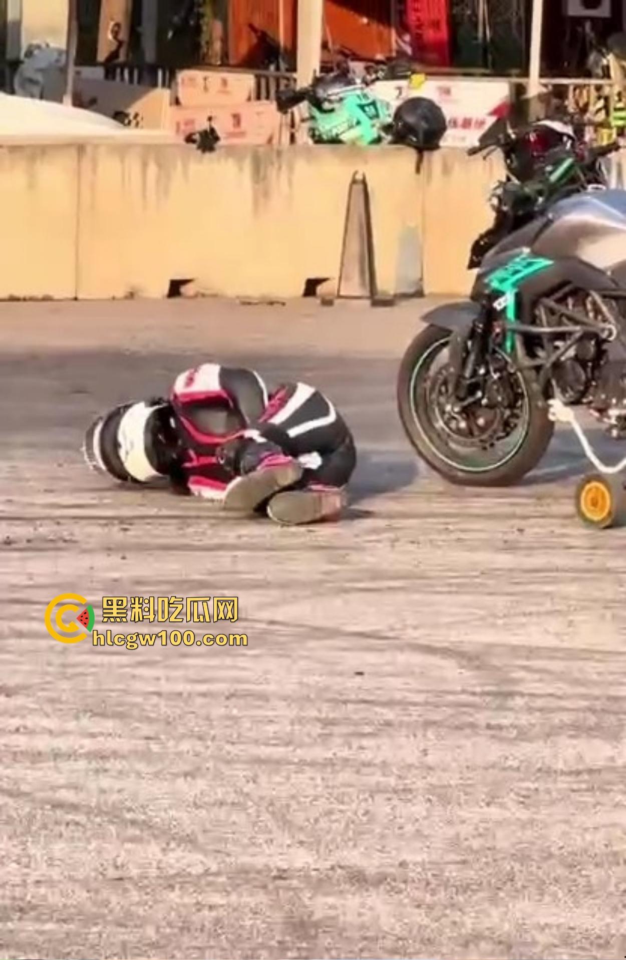 炫技不成逼先疼，女骑士摩托翘头秀失败，结果硬生生撞到小逼痛苦到变形，满脸写着作死的代价！-5
