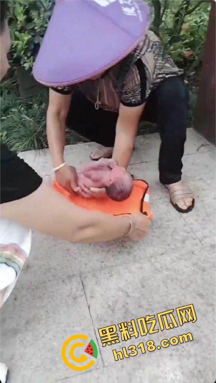 黑料正能量，福建福清市宏路公园发现一名弃婴，连脐带都没剪断，不幸中的万幸，得好心大娘救助！-7
