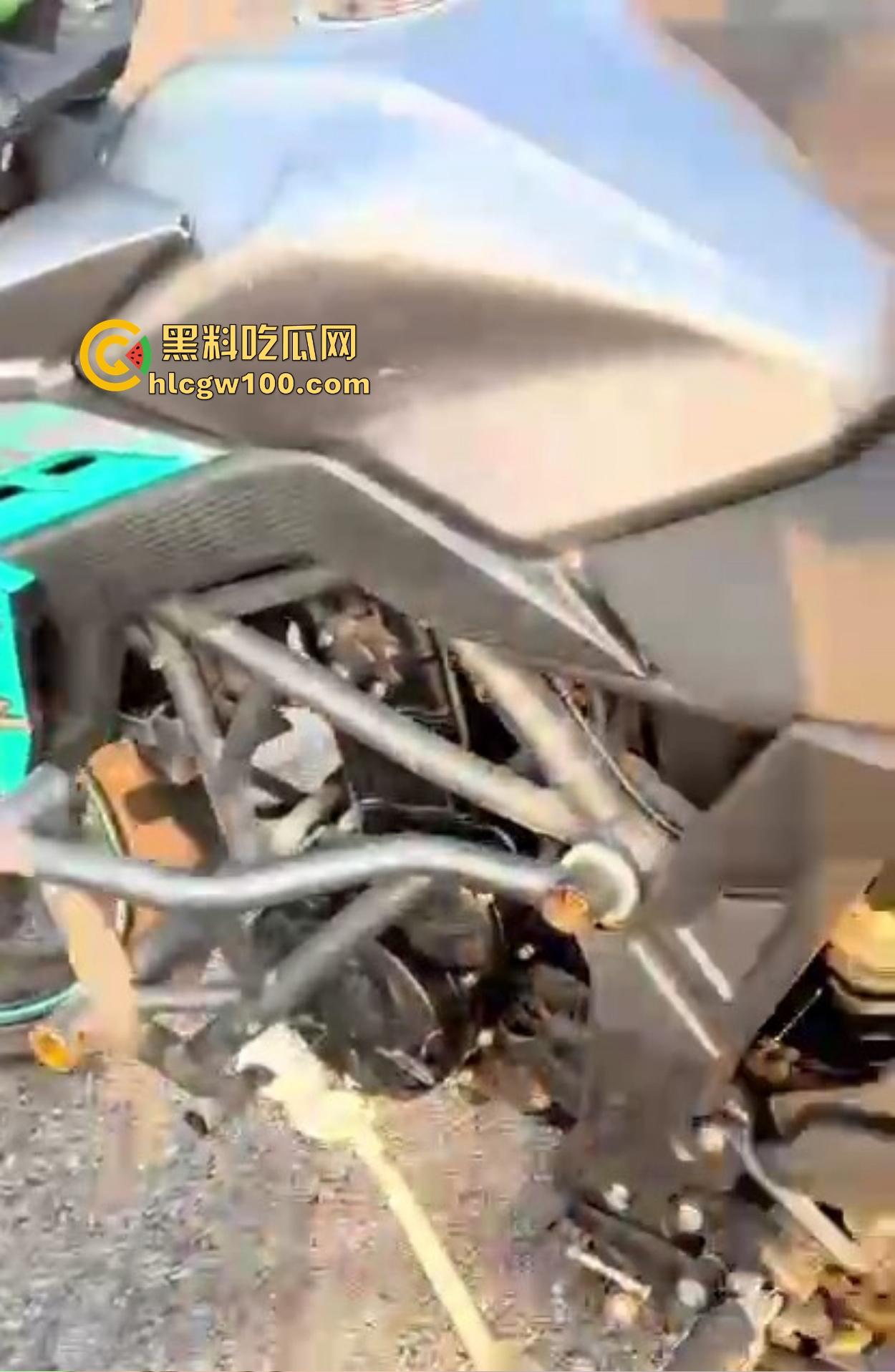 炫技不成逼先疼，女骑士摩托翘头秀失败，结果硬生生撞到小逼痛苦到变形，满脸写着作死的代价！-6