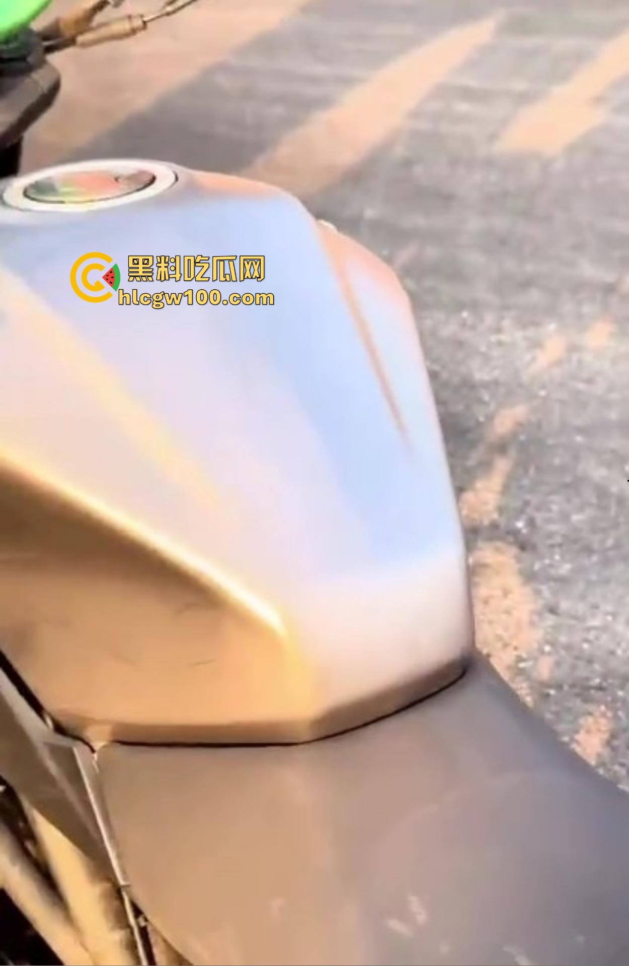 炫技不成逼先疼，女骑士摩托翘头秀失败，结果硬生生撞到小逼痛苦到变形，满脸写着作死的代价！-7