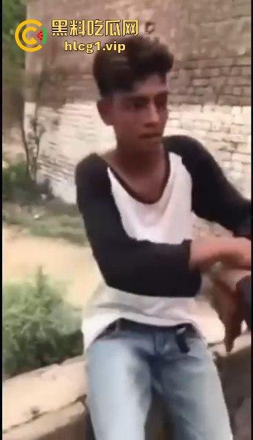 印度阿三小男孩企图性侵女孩被抓！被女孩父亲当场制服，这行为太离谱了！-7