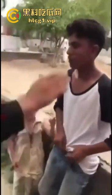 印度阿三小男孩企图性侵女孩被抓！被女孩父亲当场制服，这行为太离谱了！-9