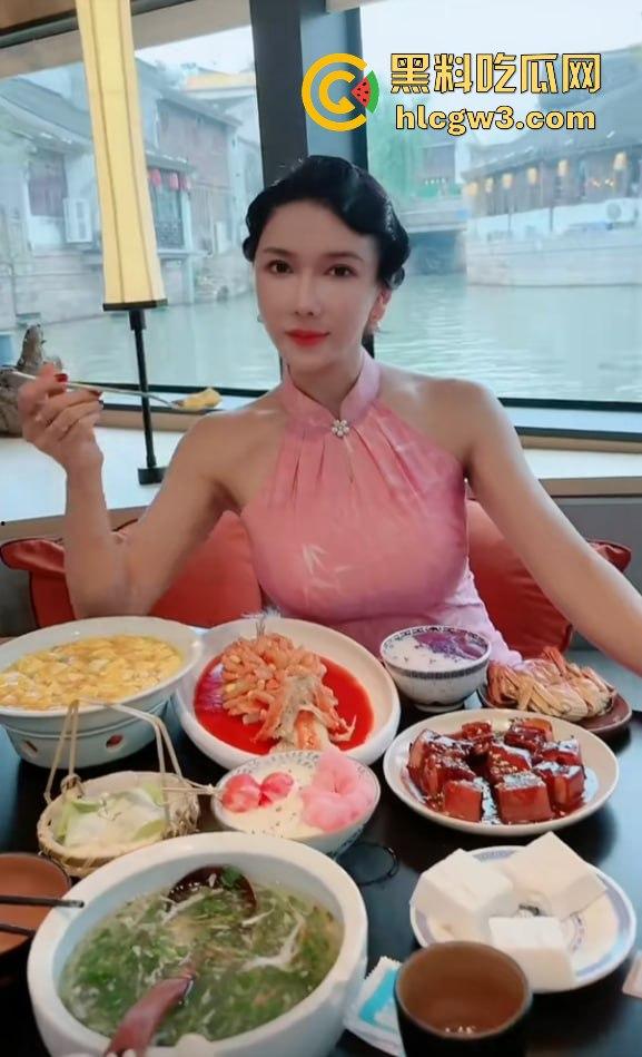 抖音快手400万粉丝网红【龚玥菲】私密裸聊视频外泄！这个骚逼捞金不择手段，露逼挑逗金主花样多-6