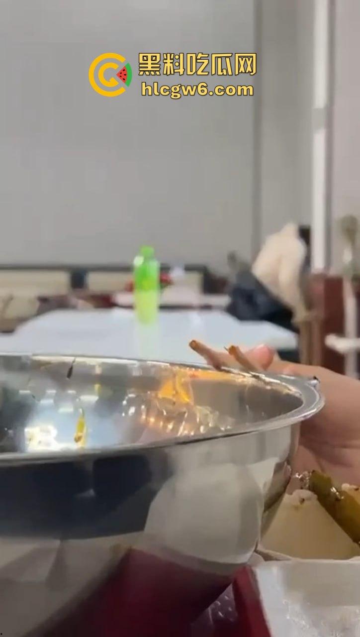 山东大学离谱实录 学姐天冷懒得野战，直接食堂里开草，学姐羽绒服遮挡现场摇动，学弟学妹边吃饭边看真人秀！-6