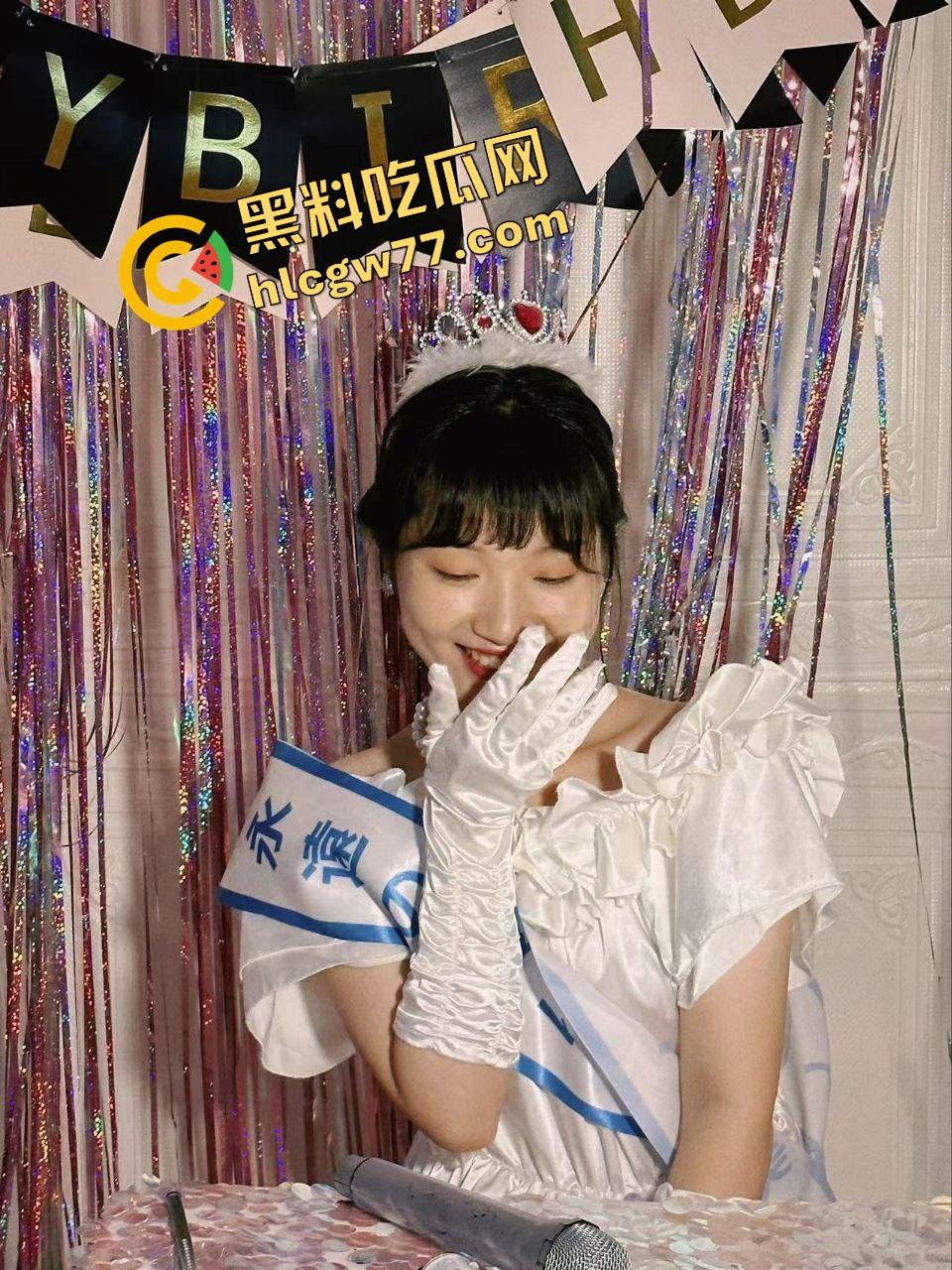 河南驻马店职高舞蹈小骚货『孙胥』男友一个眼神就跪下吃鸡巴，翘屁一拍就撅一条龙顺滑到射爆！-3