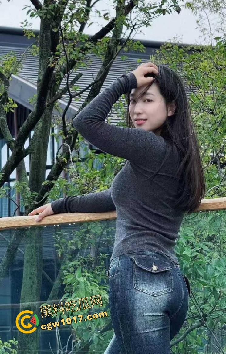 巨乳嫂子身穿开档黑丝淫欲上脑，主动求操被蹂躏美乳，无套骑乘榨精，诱惑无比全程娇喘超刺激！-1