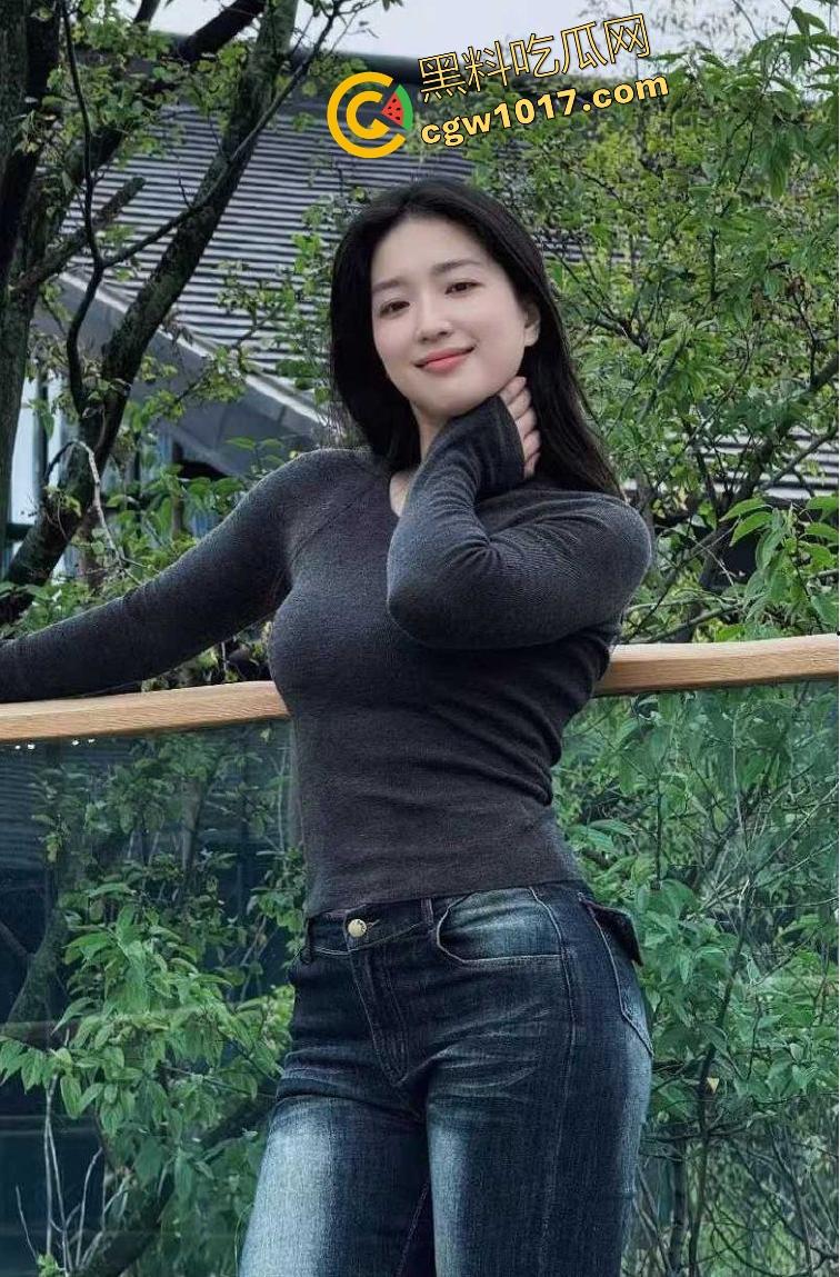 巨乳嫂子身穿开档黑丝淫欲上脑，主动求操被蹂躏美乳，无套骑乘榨精，诱惑无比全程娇喘超刺激！-3