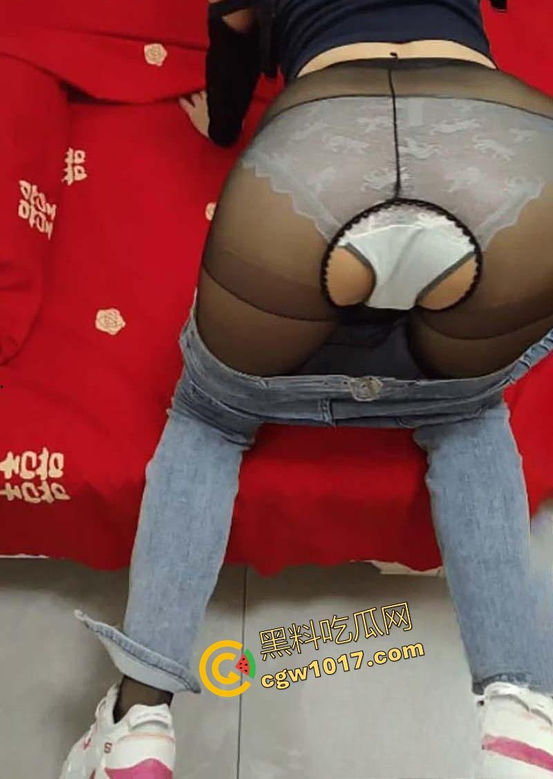 巨乳嫂子身穿开档黑丝淫欲上脑，主动求操被蹂躏美乳，无套骑乘榨精，诱惑无比全程娇喘超刺激！-4