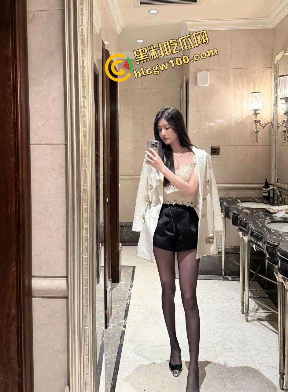 长春金融专校反差骚鸡【江敏】土豪砸钱包养,情趣黑丝后怼骚臀,化妆镜后入猛操娇喘!独家曝光!-2