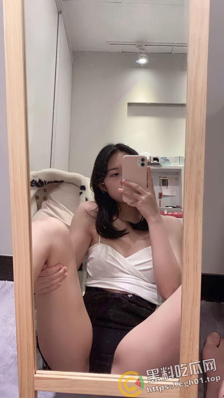 台湾台北大学生 教科书级别反差婊  御姐脸的人性飞机杯 自慰都能水多的溢出来-32