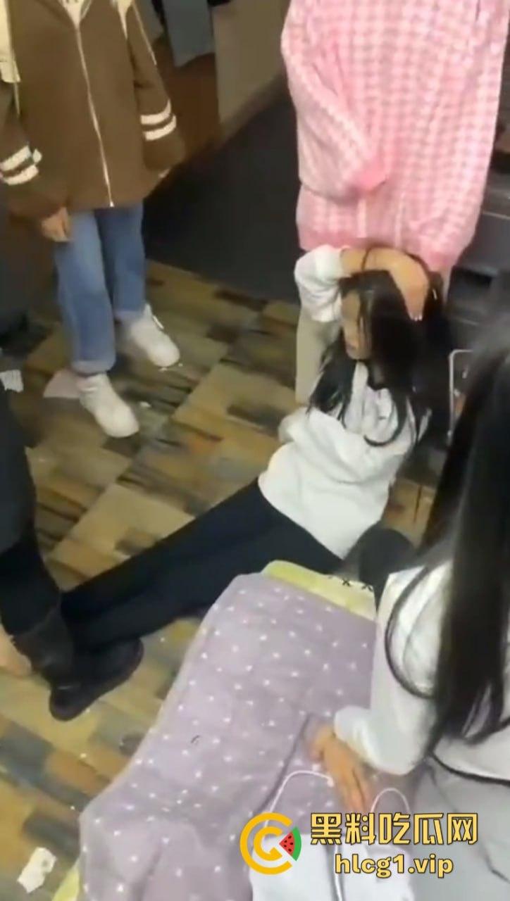 齐齐哈尔市甘南县16岁少女  【李鑫蕊】 遇围殴霸凌 用棍子打脸砸头 霸凌事件啥时候能停止啊！-3