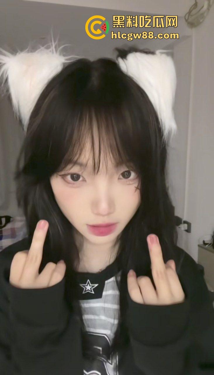 抖音反差嫩妹骚婊【相咕烧麦】化身洛丽塔女仆淫荡吃鸡，私人影院做爱无套内射白浆涌出！-3