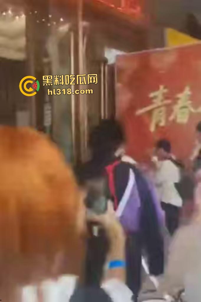 四川遂宁漫展《我的英雄学院》Coser被霸凌扯掉假发，直接拔刀砍人反霸凌！-5