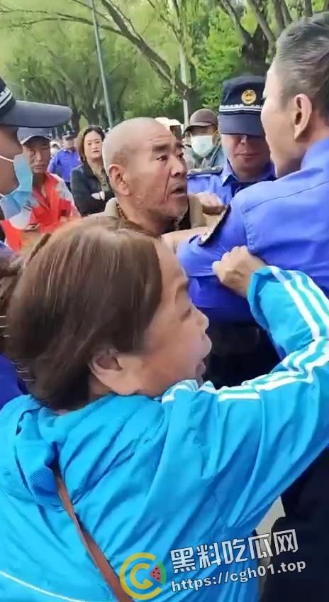 沈阳鲁园大爷板砖掀飞城管现场！暴躁大爷板砖教训嚣张城管 当场脑袋开瓢 东北大爷就是彪悍-2