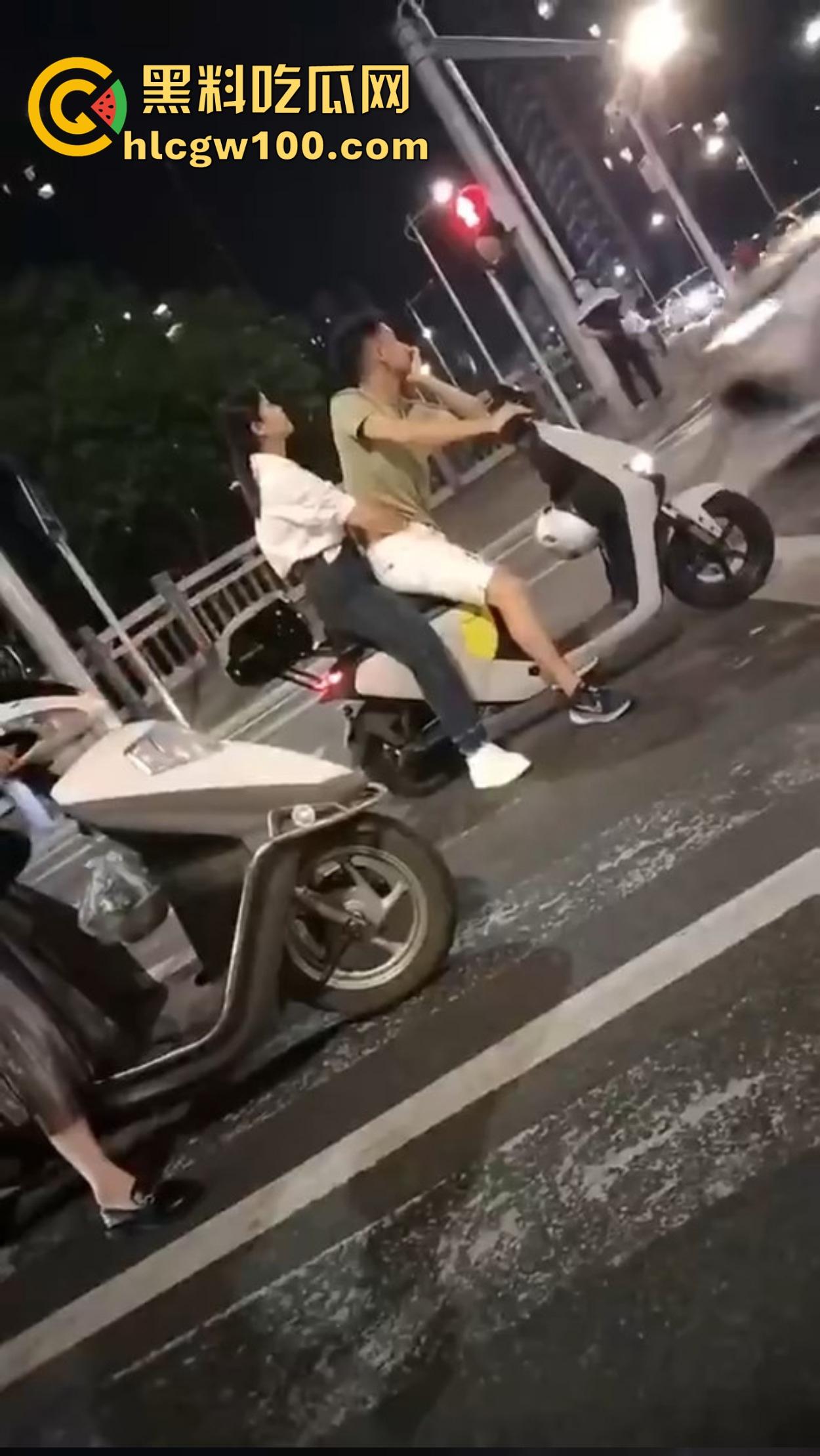 杜卡迪V4保时捷911都不如小牛电动车有排面？毕竟是黄毛精神小妹的专属神车，吃过的逼比你吃过的饭还多！-1