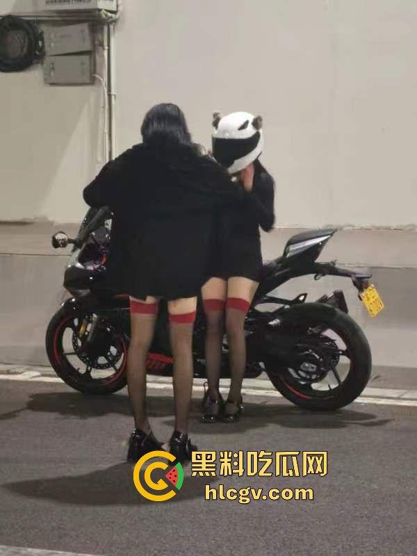 机车媛写真为流量拼命！杜卡迪一震白带外流，跪地当狗摆拍简直骚出新高度！-8