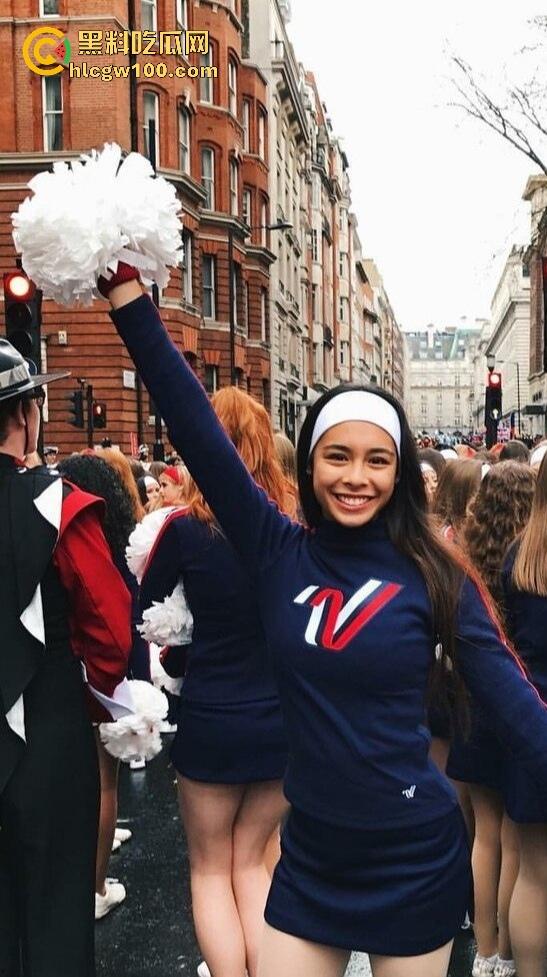 美国大学妖娆拉拉队长【Buhnny】母狗本性曝光,暴力深喉视频泄密,颜值担当竟成大鸡巴玩物!-1