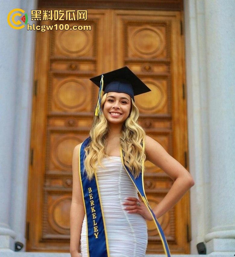 美国大学妖娆拉拉队长【Buhnny】母狗本性曝光,暴力深喉视频泄密,颜值担当竟成大鸡巴玩物!-3