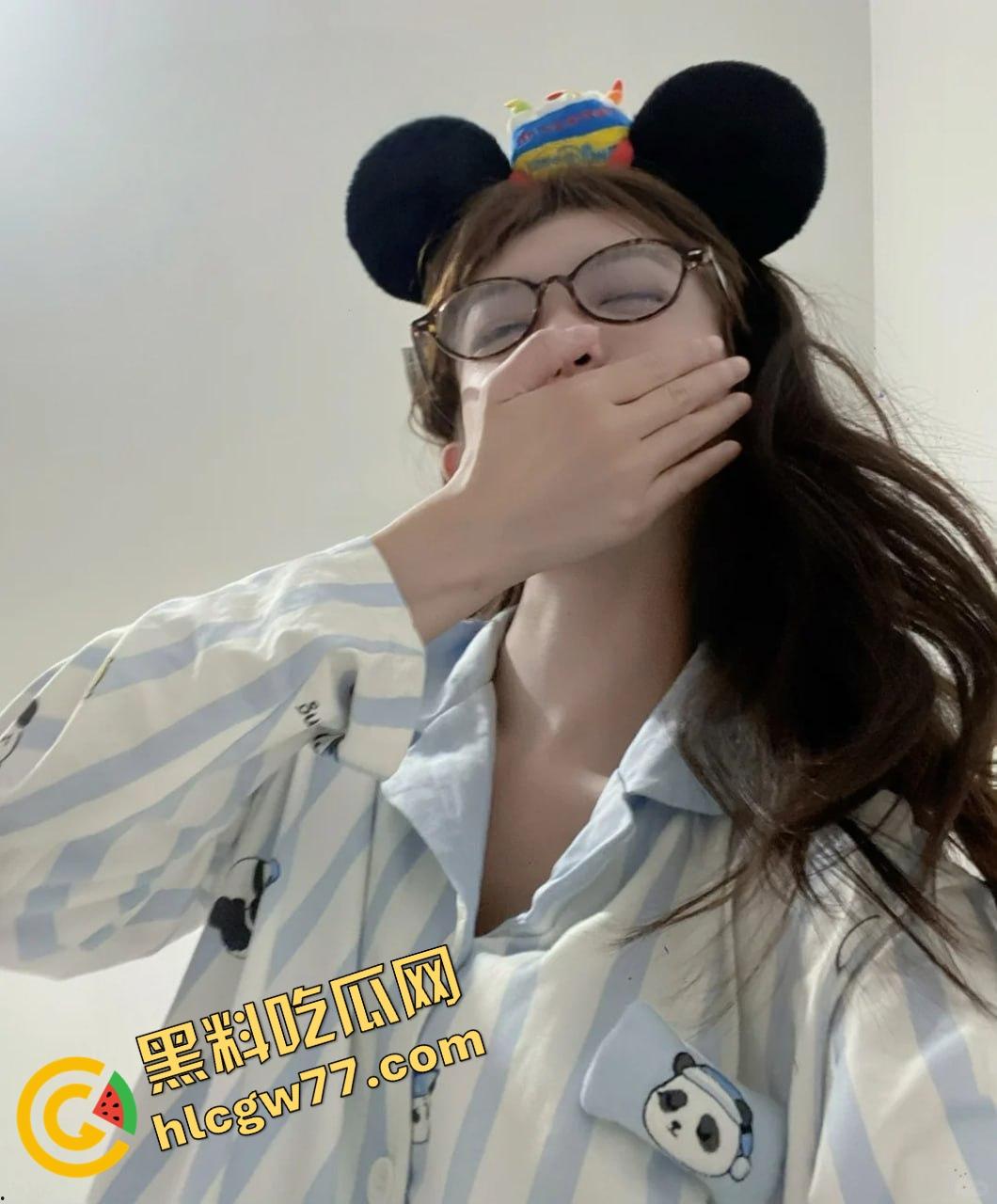 唐山邻居眼镜小妹『黎蒨』私拍曝光，被隔壁猥琐老王假借送礼为由，拉到厕所强制深喉打脸！-2