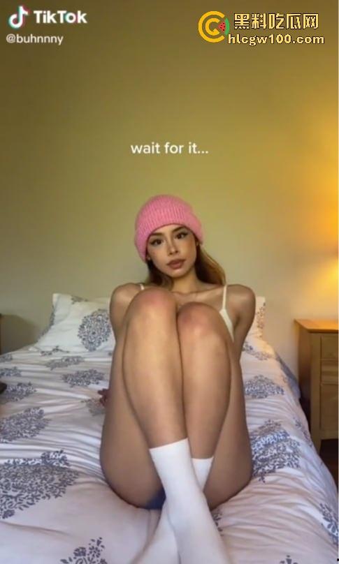 美国大学妖娆拉拉队长【Buhnny】母狗本性曝光,暴力深喉视频泄密,颜值担当竟成大鸡巴玩物!-7