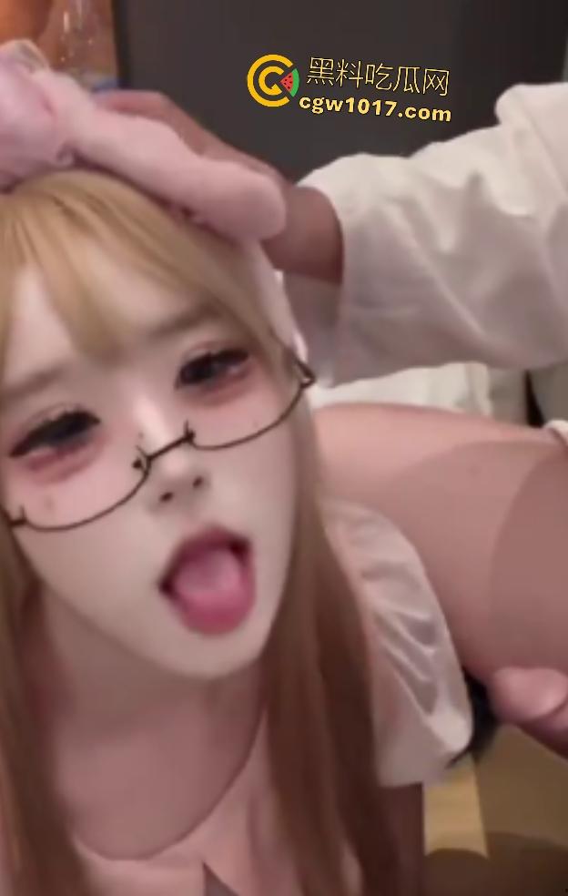 高中生俏皮学生妹可爱变骚母狗，戴假眼镜装清纯，金主胯下狂舔鸡巴上位骑乘，舔精只为染头发，这得有多穷啊！-7