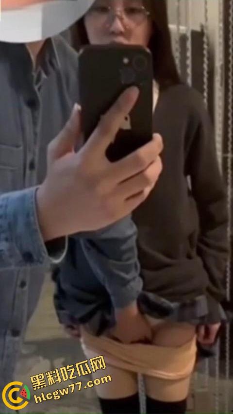 唐山邻居眼镜小妹『黎蒨』私拍曝光，被隔壁猥琐老王假借送礼为由，拉到厕所强制深喉打脸！-9