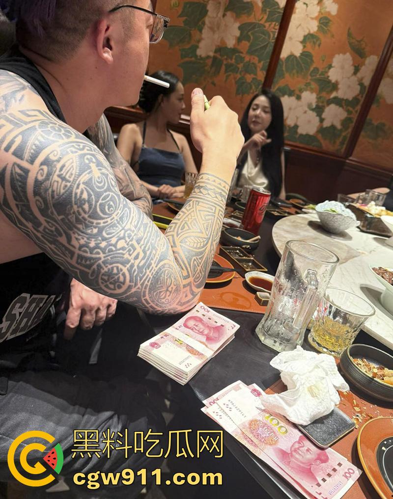 抖音千万粉丝网红【李二狗】，被曝泳池派对1V4事件，全都是高品质女神，大奶长腿身材逆天，这玩的质量这么好么？-6