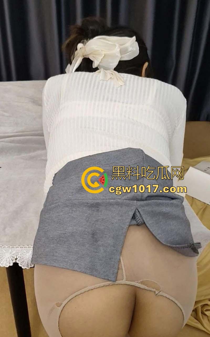 妈妈悄悄的钻进桌子下辅导着我做作业，边口交边督促我认真写着，童年的幻想已成现实！-7