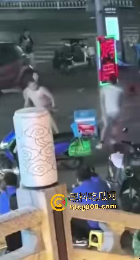 无锡街头裸男老婆被调戏持刀复仇，男小三左腰直接被划开一道口子，差点肾都露出来了！-2