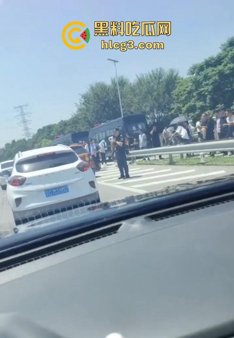 徐州潘安湖中昂博观小区曾承诺在去年底交房 因楼盘迟迟未交发生堵路暴乱！-7