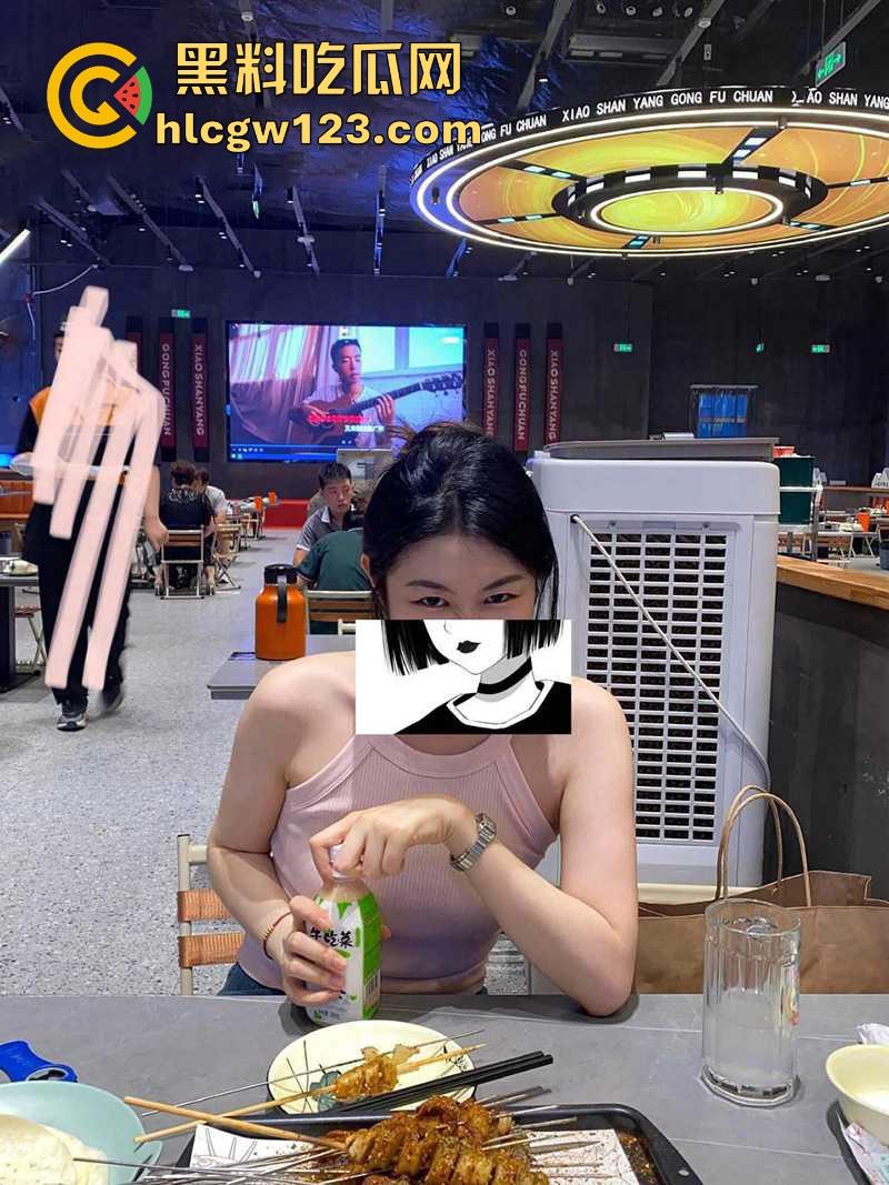 海角乱伦大神 39岁大屁股妈妈30岁堂姐 终于在堂姐醉酒状态 进入了堂姐的骚逼 但是过程堂姐醒了！-3